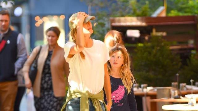 吉赛尔·邦辰|42岁超模吉赛尔·邦辰分居后首现身，带女儿逛街，NFL传奇丈夫遭批