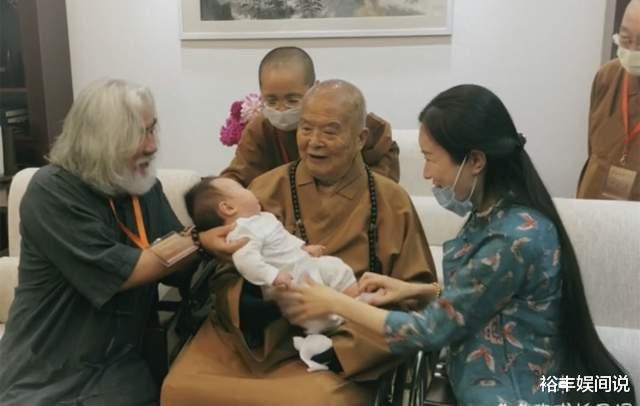 星云大师|张纪中晒照悼念星云大师！怀抱其次子好慈祥，妻子因着装惹不满