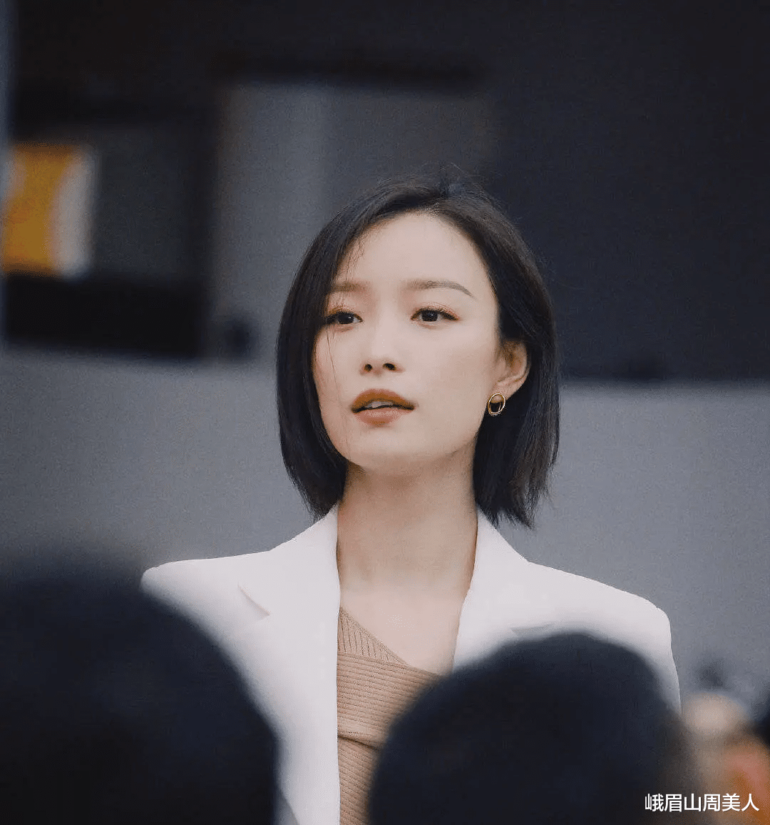 发型 女人不管年龄多大,尽量远离这4种“发型”,土气显老还没品位