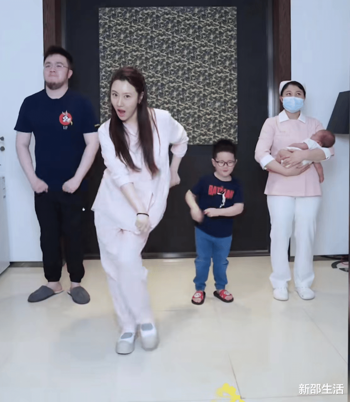 巴图|巴图一家四口同框热舞！老婆月子里仍肤白貌美，3岁大儿子神似爸