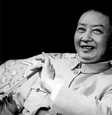 梅兰芳到底多富有？出场费十根金条，50年代月薪2100，当时啥概念