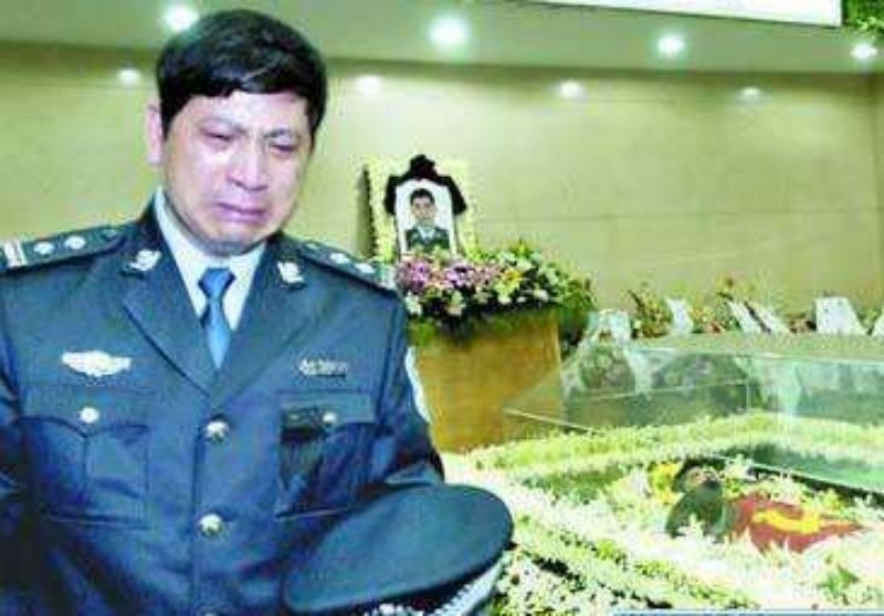 2006年,广东缉毒警牺牲,解剖发现胃是空的,妻子:他2天没吃饭