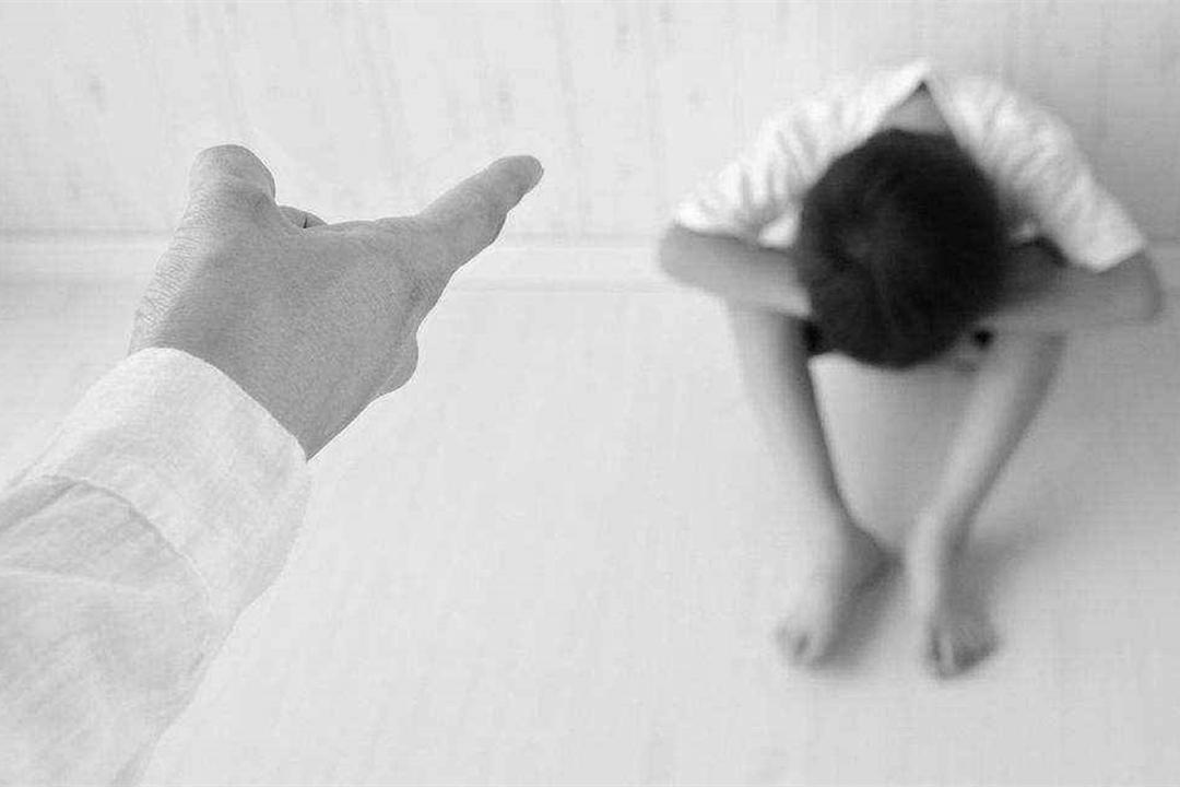1995年,12岁男孩惨死村民皮鞭下,为何如此凶残?