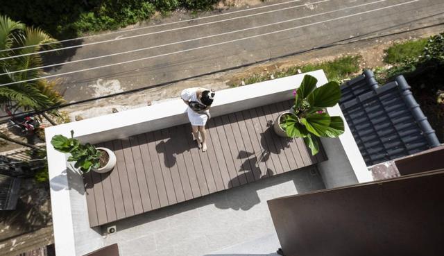 建栋3层小楼,客厅外两侧砌花坛,天井放采光井,怎一个舒服了得