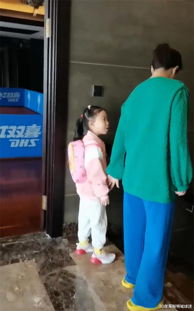 王楠|王楠家又大又豪华！女儿上学过客厅走半天，司机开百万商务车送她