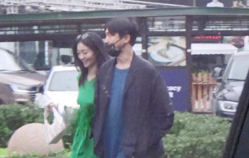 王传君|王传君与齐溪罕见出街,过马路搂腰臀护妻,被指面部发福露幸福肥