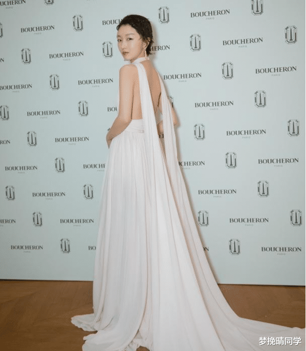 周冬雨|周冬雨疯了吧？深V礼服直开到腰，奈何“平板身材”无料可秀
