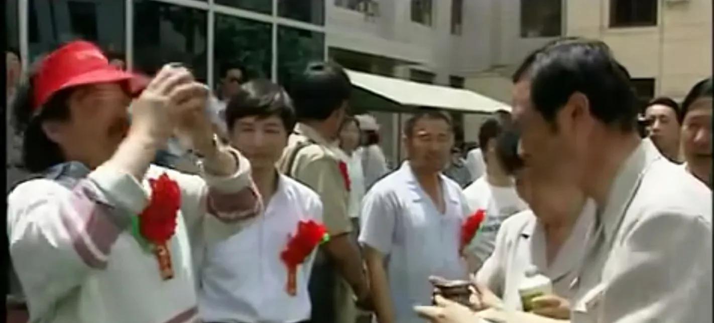 徒步|徒步探险家余纯顺遇难后，他的墓为何三番五次被盗？