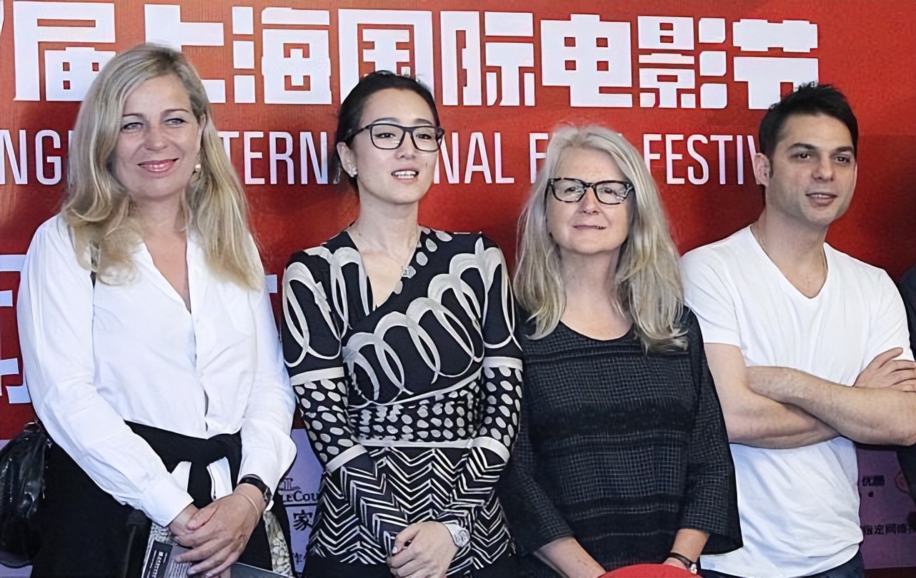 黑色的服装果然高级，学巩俐这么穿，中年人也能不显老