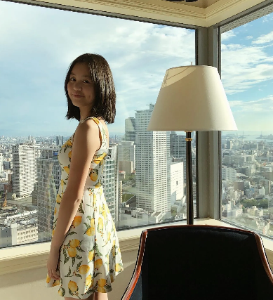 刘銮雄|刘銮雄的女儿刘秀盈，已经出落得那么漂亮了，她晒出一张在日本大板酒店的度假照