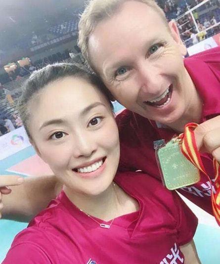 女排|女排美女前国手，和白人丈夫逛街不戴口罩，被指责，老公曾确诊