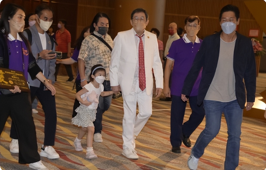 胡枫|胡枫染疫康复后首现身,并获杰出华人艺术家大奖,霍启刚为其颁奖