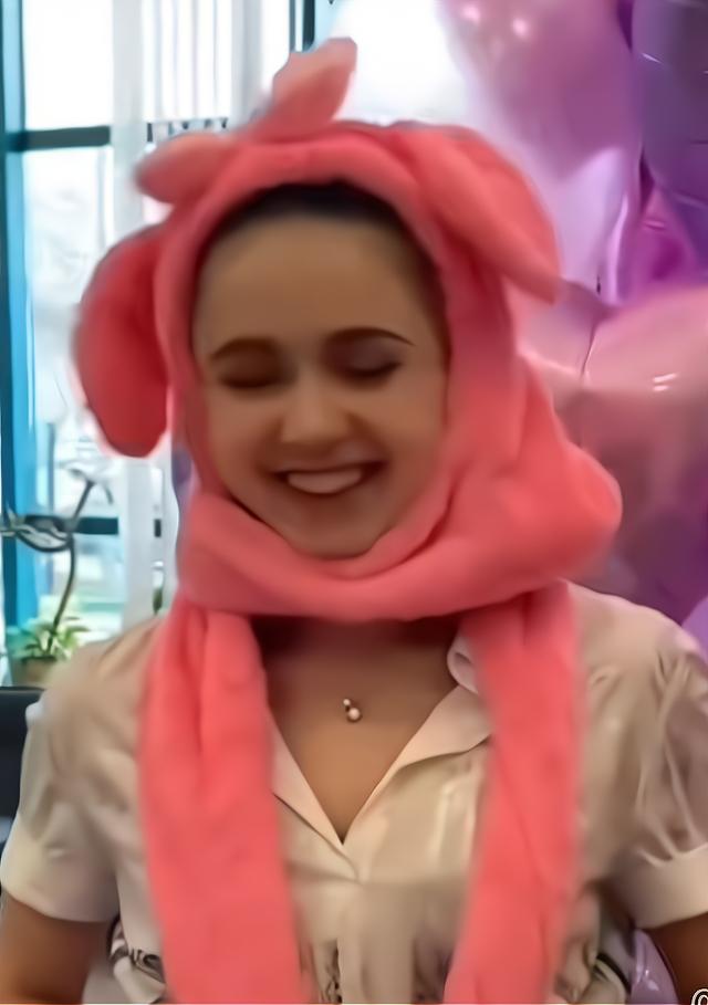 尹正|K宝吃胖了?小脸胖嘟嘟,兔耳朵帽子太可爱了,网友都被萌化了!