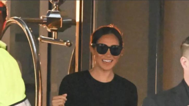 哈里王子|梅根蹭完凯特热度后亮相！一袭小黑裙气场全开，哈里王子却像助理