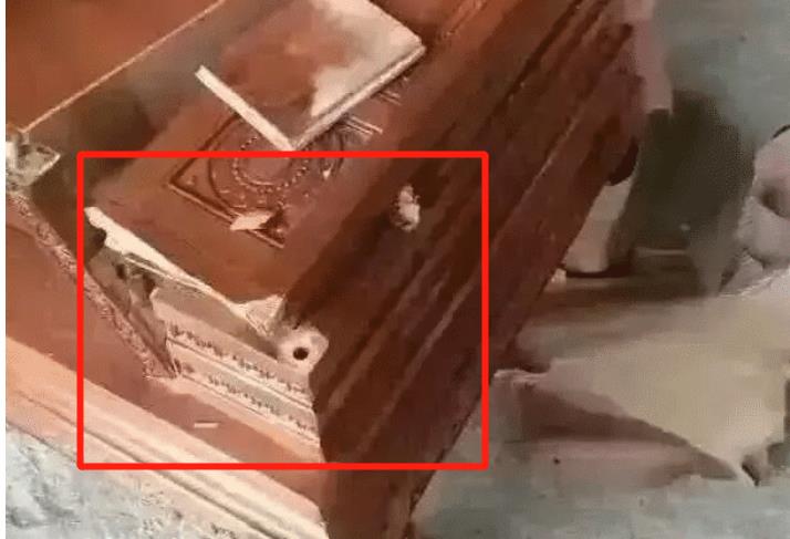 女士花十几万买家具,拆开后内心崩溃!商家:你拆它干嘛!车珠子?