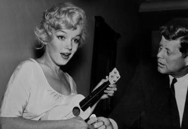 约翰·肯尼迪|同样是走进肯尼迪的情网，赫本和梦露不同待遇，玩弄或真心你细品