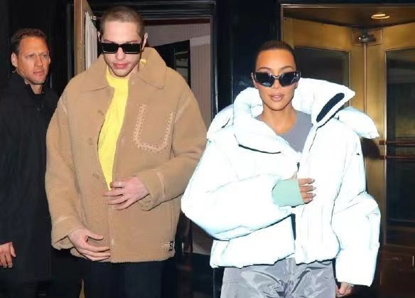 卡戴珊|卡戴珊开迈巴赫买汉堡,小男友坐副驾!富婆资产超百亿!