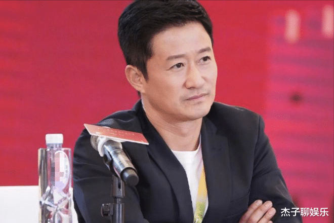 吴京|吴京两次甩开挽他手臂的美女,场面尴尬又好笑,网友:男人楷模