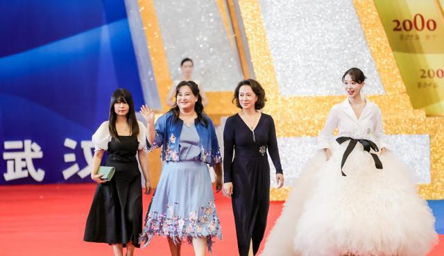 李玟|百花奖：李玟唱歌跑调，沈腾0票惹争议，贾玲获奖张小斐哭了