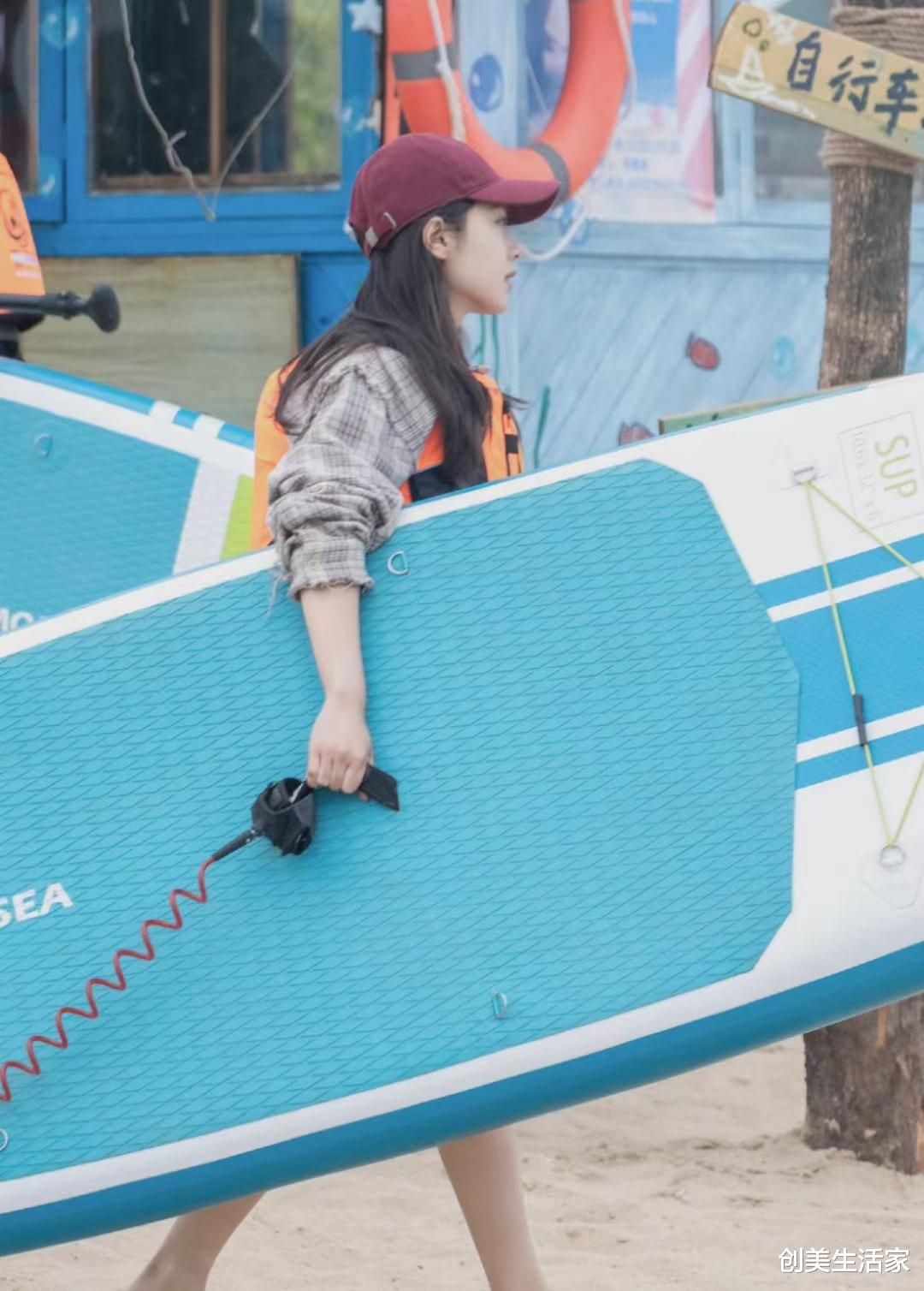 赵今麦《花少4》露营穿格纹衬衫内搭开叉背心与短裤,可盐可甜