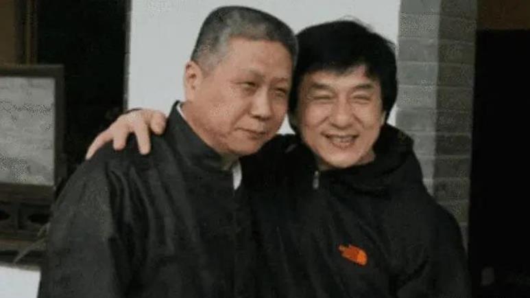 马未都|成龙送50w的套装给马未都，马未都上了舞台后，裤裆都“滴水”了