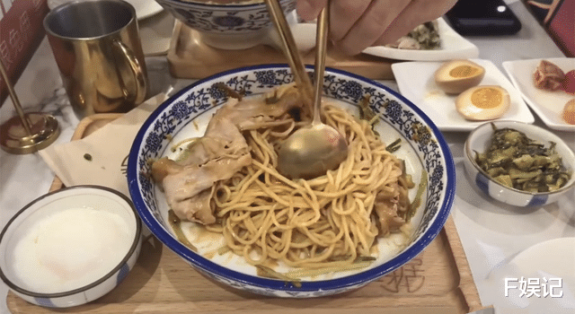 林峰|林峯夫妇撇下女儿手牵手爬山 张馨月用餐时撒娇林峯马上“服侍”