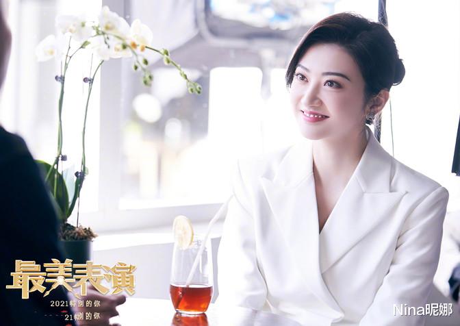 景甜 33岁景甜终于换发型!掀起刘海扎盘发高级大气,真空穿西装快认不出