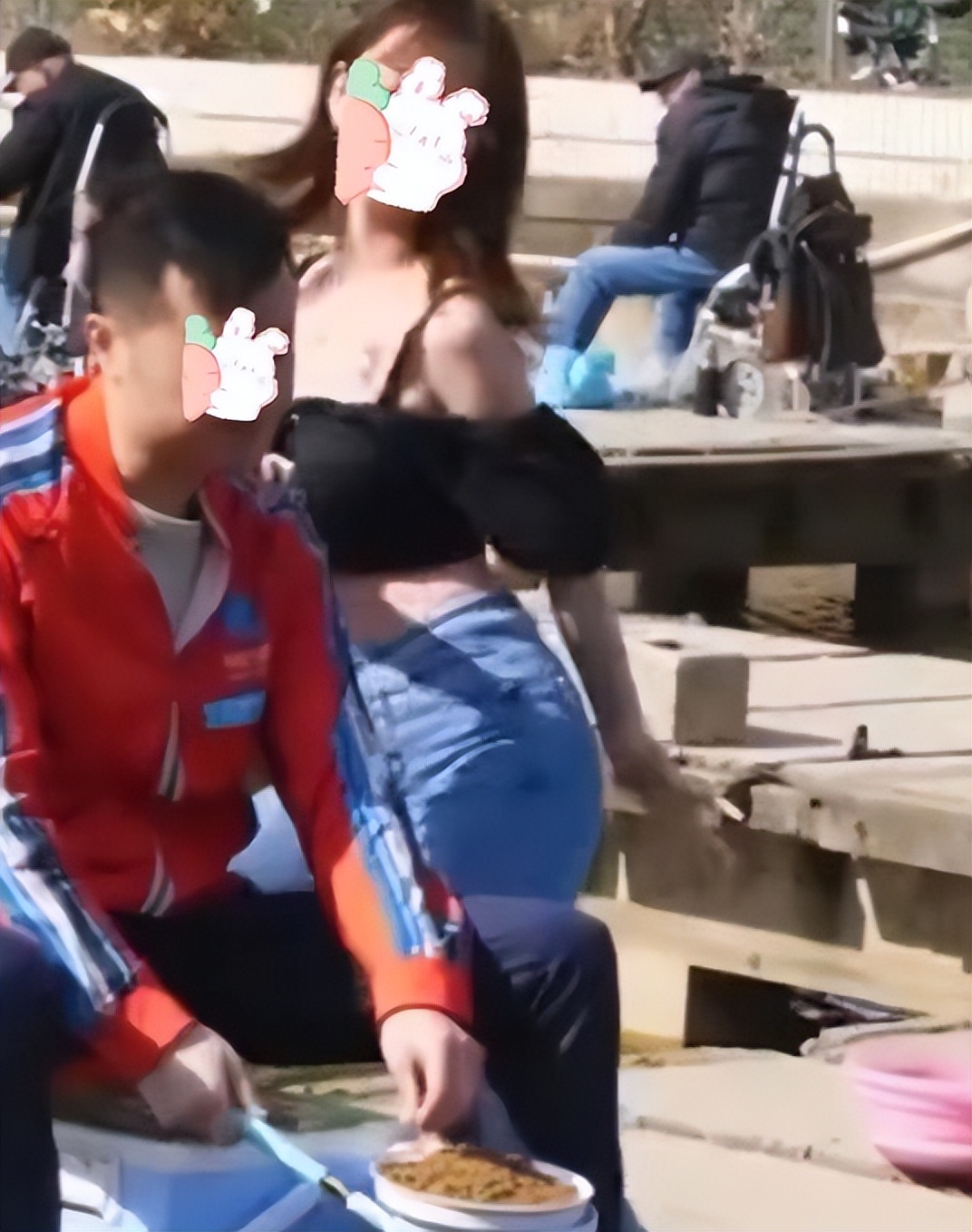 热舞|女子对男子贴身热舞，男子无动于衷淡定钓鱼