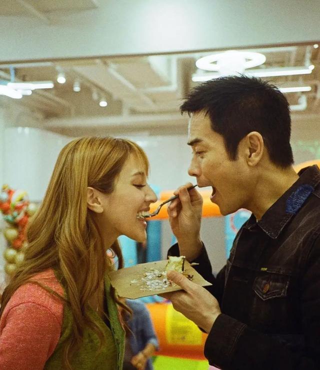 郑嘉颖|郑嘉颖晒全家福穿红袜子，网友：年过半百瞒不住了