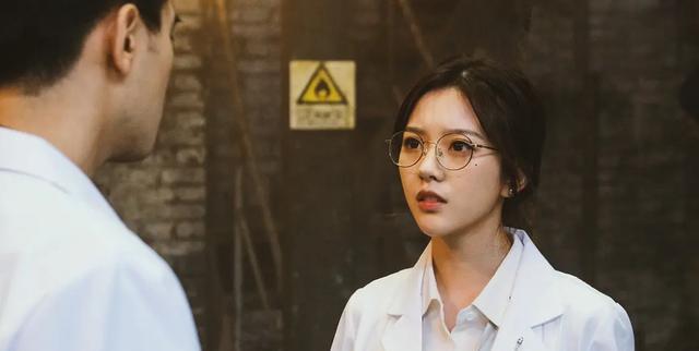 周星驰|模仿周星驰,连片名都不改,靠性感出镜的她,成了这部网大的看点