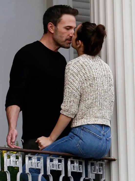 电影|前任蝙蝠侠的R级新片,画面有点劲爆,剧情有点抓马