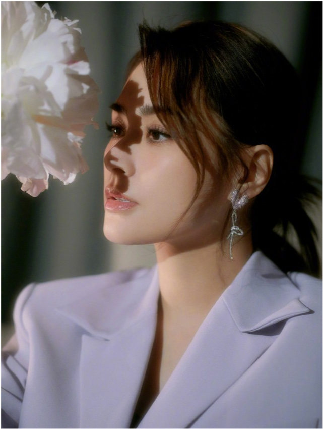 阿娇|阿娇阿sa同框比美！阿娇穿西装变身女总裁，却没有阿sa甜美