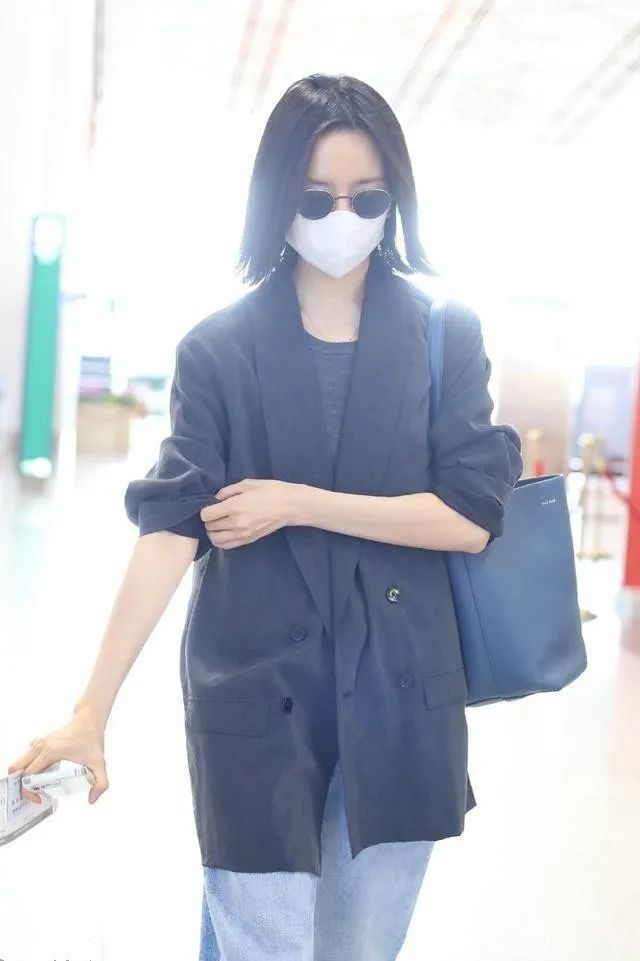 西装 42岁董洁大变样,穿男友风西装配短发帅过小鲜肉,差点认不出来