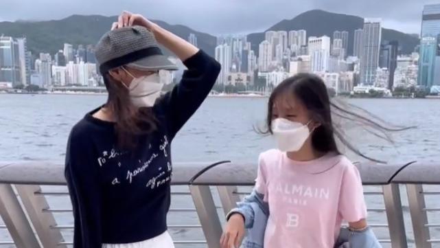 郭可盈带女儿在海边喝下午茶 母女俩在台风天迎着大风合影