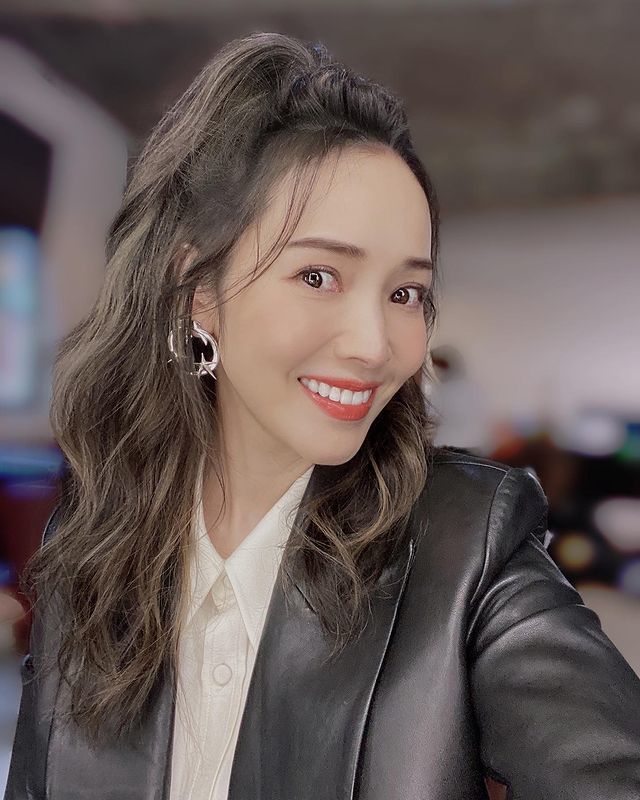 李靓蕾|侯佩岑好温柔！疑似再度为李靓蕾发文：天是冷的心是暖的