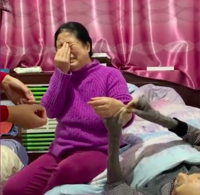 老人临终前4小时还给感冒女儿针灸,孙女:拍视频前刚被抢救一次,气都喘不上来就给女儿治病