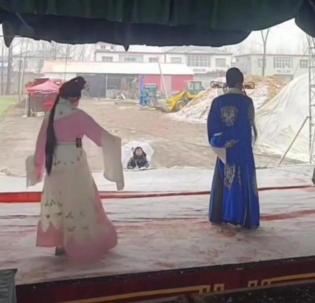 戏曲|风雪天仅剩一名观众戏曲演员坚持演出!