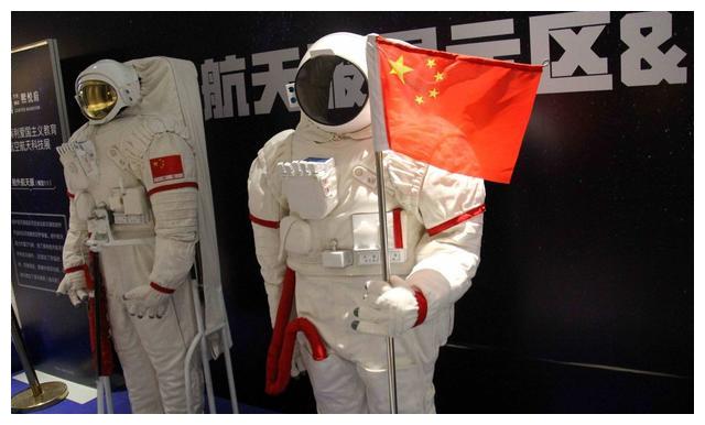 浪费?神十四造价3000万宇航服,用完就扔!却穿10万宇航服返回?