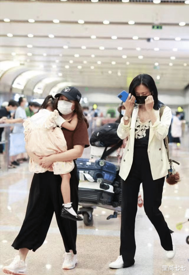姚晨|姚晨罕带儿女走机场，身材纤细又有品，一对儿女颜值被老公拉跨