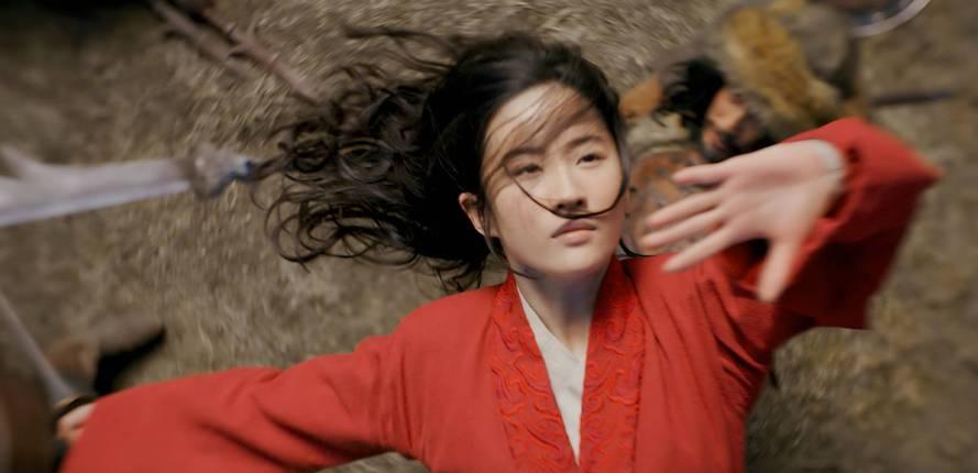 刘亦菲|刘亦菲端咖啡抱偶像，成就自己的名场面，没优雅的神仙姐姐很可爱