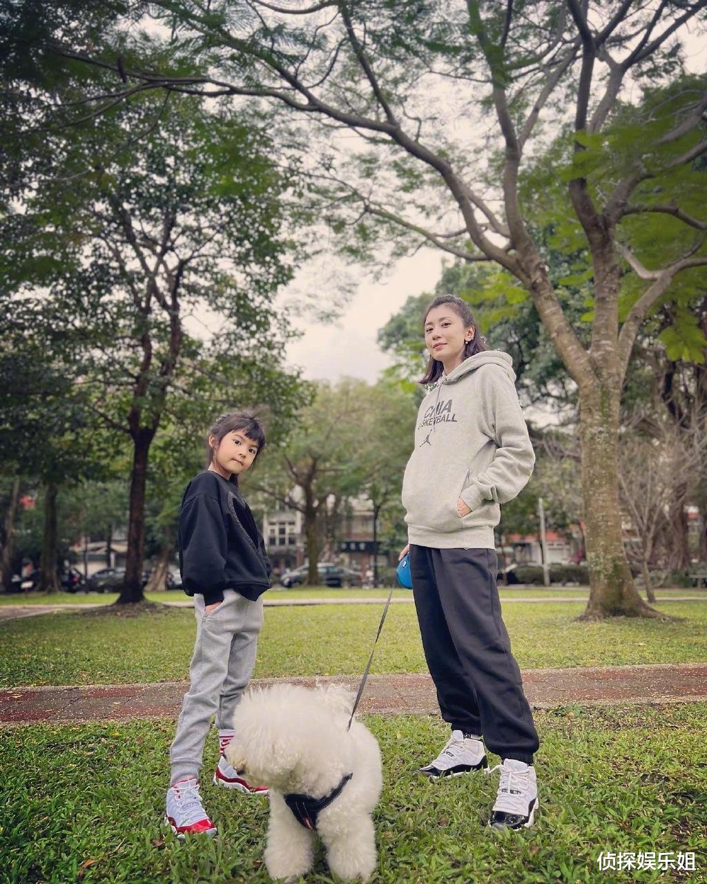 贾静雯|贾静雯晒全家福迎新年,咘咘波妞暴风长大,母女仨同框像姐妹花