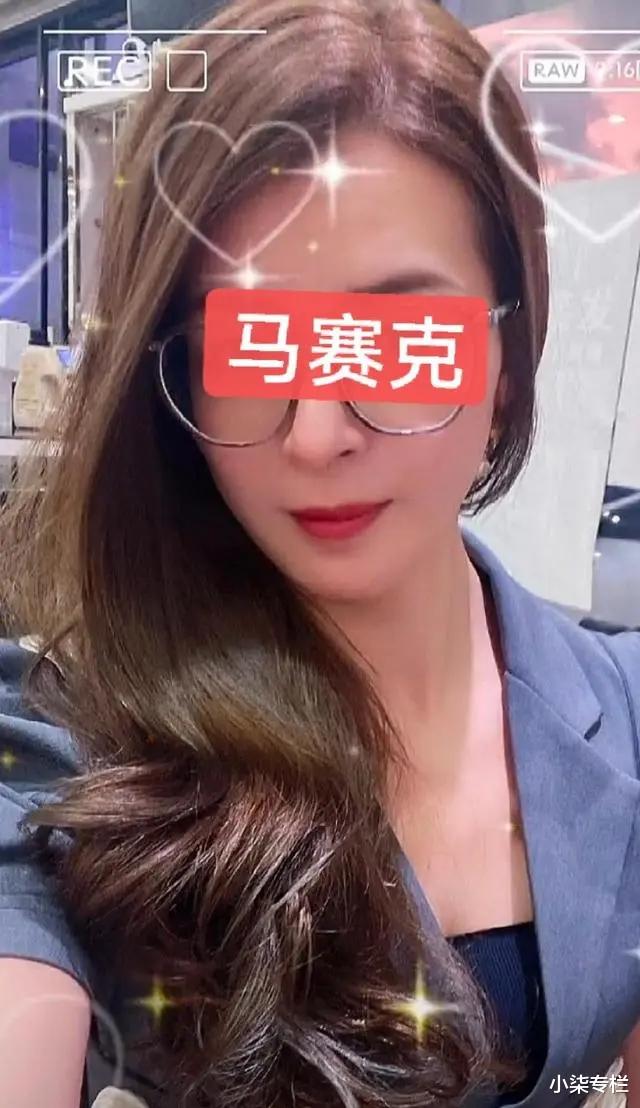 求职|东莞：女子穿短裙化浓妆深夜站在路边找工作，网友：应该另有所图