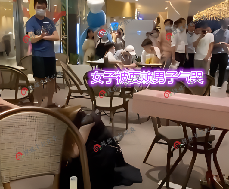 男子520跪着表白,被女神拒绝后躺地板耍赖,女子:你看你送的啥