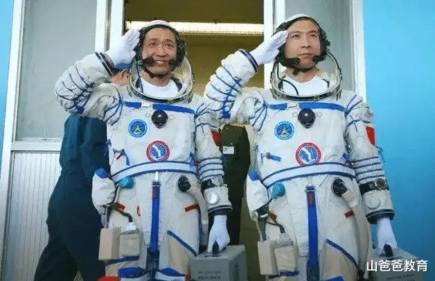 神十四航天组登上太空,宇航员履历亮眼,刘洋“六一”朋友圈走红