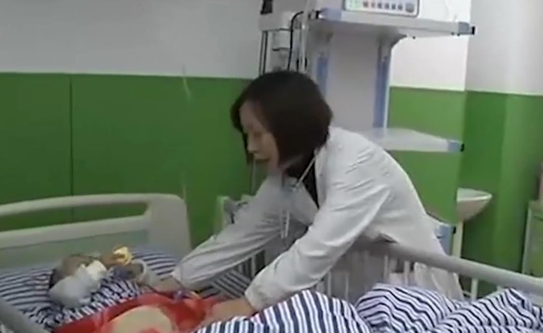 2019年,幼婴被母亲遗弃厕所,留下纸条:无力抚养,请好心人收养