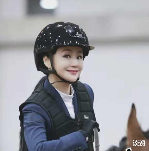 曹颖|47岁曹颖晒近况，11岁儿子长相比女生还秀气，被称为“最帅星二代”