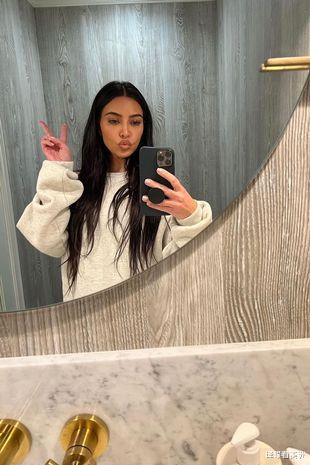 金·卡戴珊|金·卡戴珊晒最新浴室自拍，再次引起粉丝质疑，P图痕迹过重