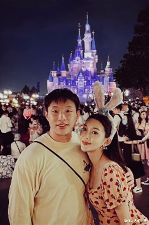 玫瑰|德云社烧饼晒节日礼物，一大束玫瑰引人羡慕，粉丝：被迫吃了狗粮