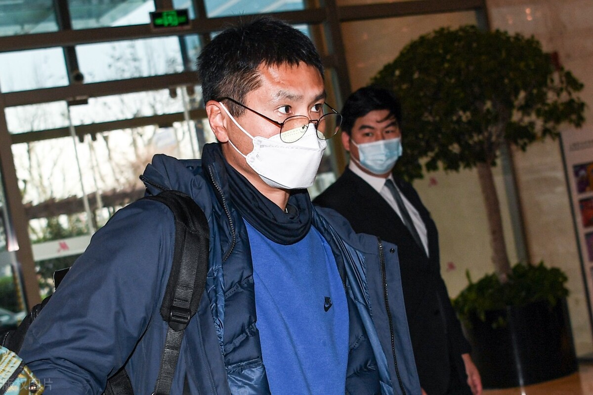郑智|“鹏一期”9名教练抵达上海，李霄鹏衣品被吐槽，郑智上衣很吸睛