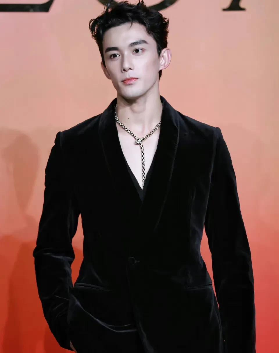 刘冰|丝绒西装才是西装中的王者吧!这几位男明星风格各异却同样帅气